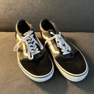 Mens Sneakers Vans size 8.5 black and camo with a white stripe
